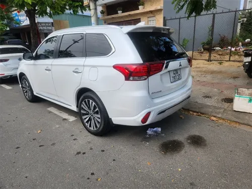 Cho thuê xe tự lái 7 chỗ giá rẻ - Mitsubishi Outlander 2022